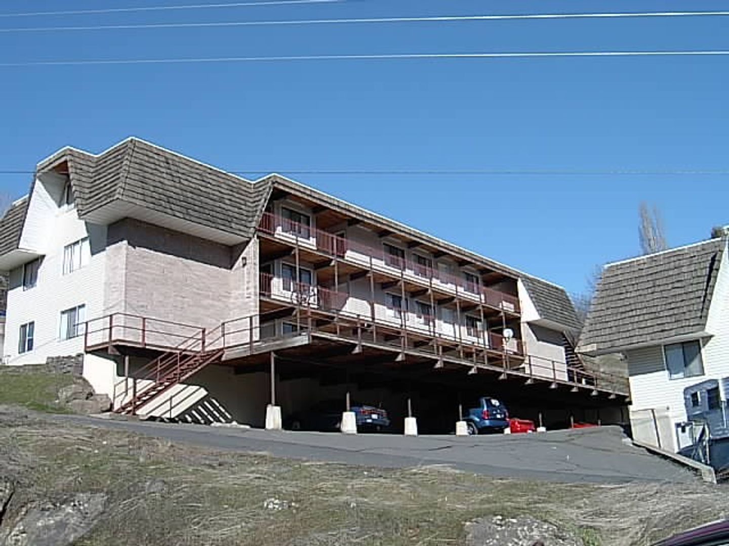 Pullman Apartment: 825-827 N Grand Ave