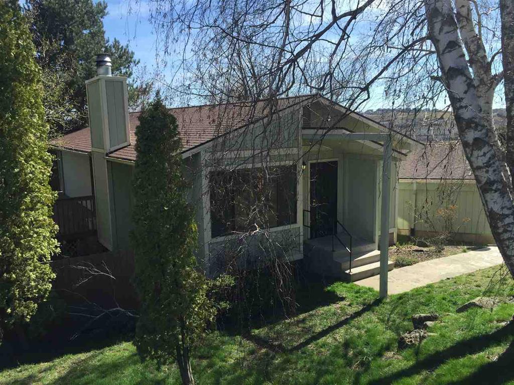 Pullman Apartment: 221-223 NW Sunrise Dr.