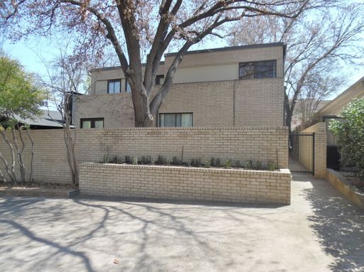 Wonderfully Remodeled Duplex Near River Crest Country Club! – photo 1