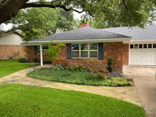 Adorable 3 Bedroom with recent updates you will love! – photo 1