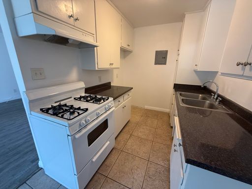 NEWLY RENOVATED 1BED/1BATH – photo 1