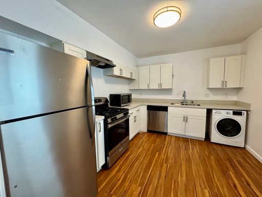 1-bedroom, 1-bath apartment in Pasadena, CA - street parking – photo 1