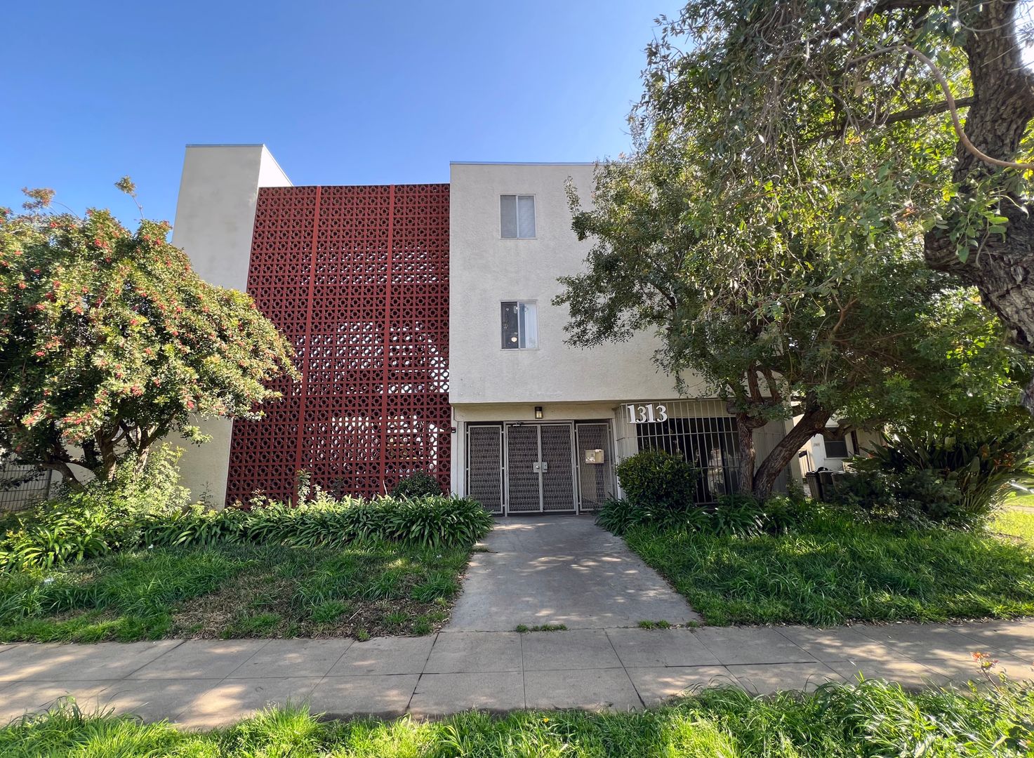 1313 Huntington Dr.