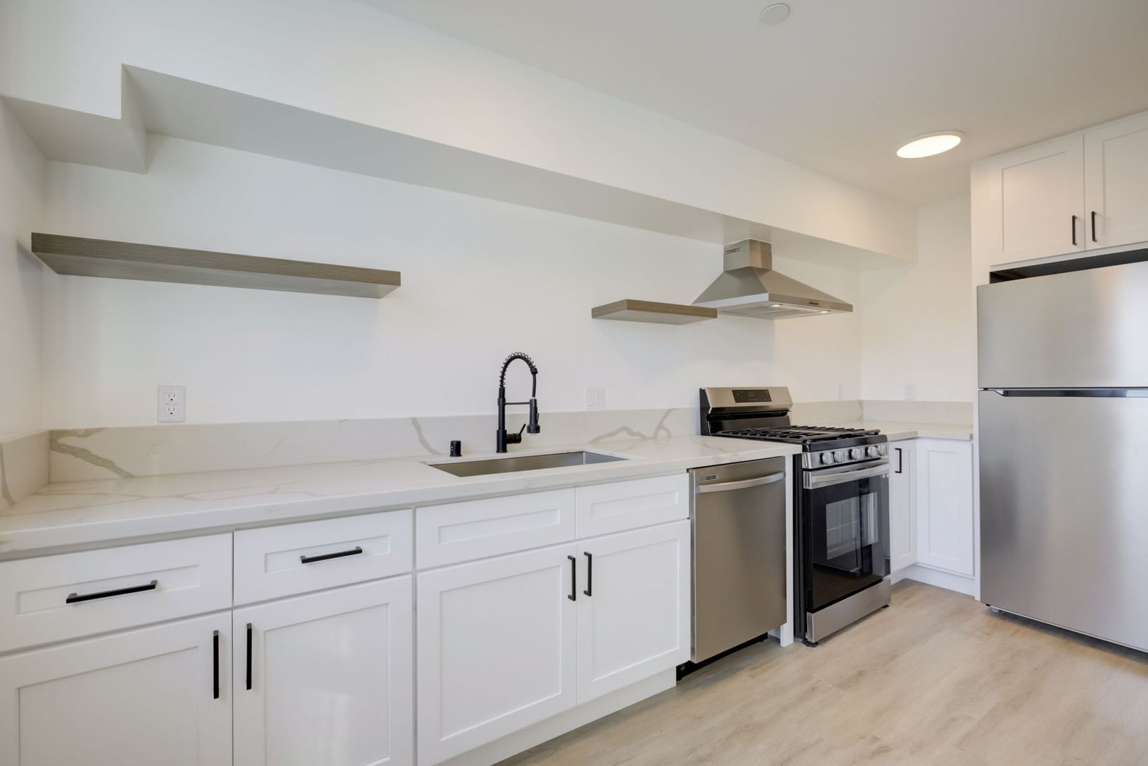 Los Angeles Apartment: 7070 Franklin Ave.