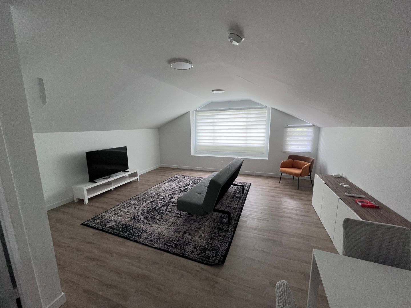 Pasadena Apartment: 552 S. Oakland Avenue