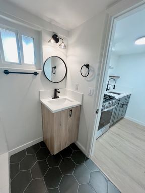 NEWLY RENOVATED studio/1BATH- 6 weeks FREE – photo 1