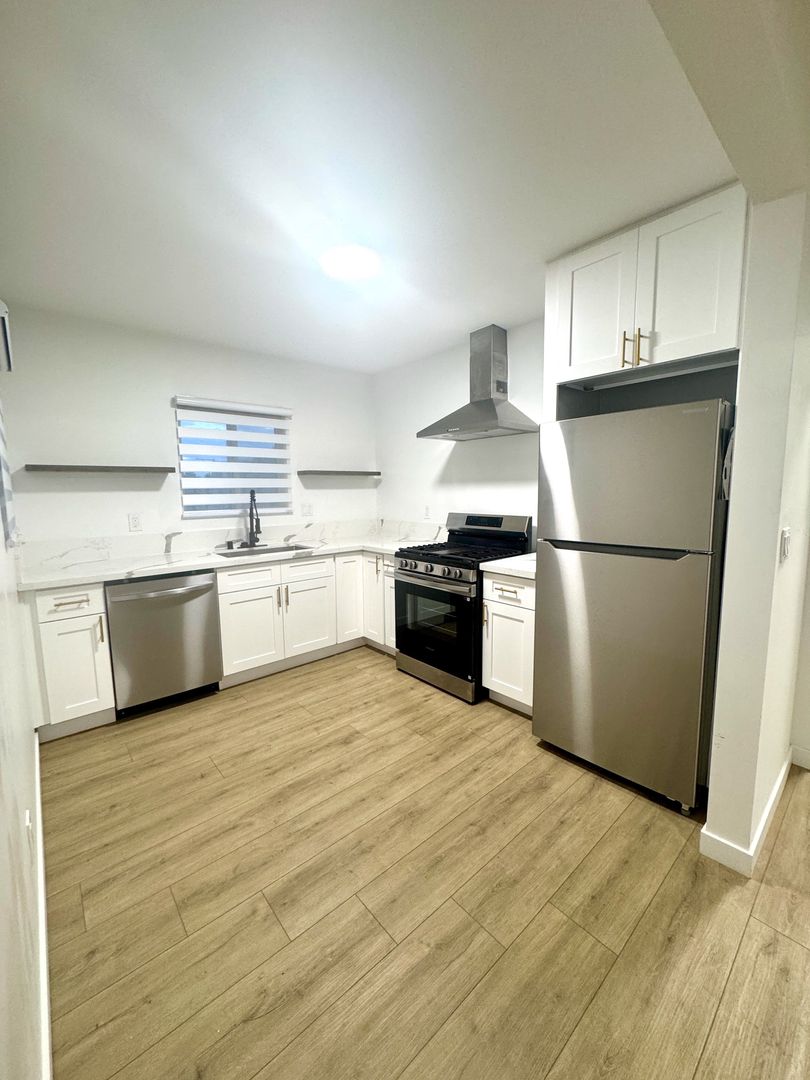 Los Angeles Apartment: 3160 Warwick Ave.