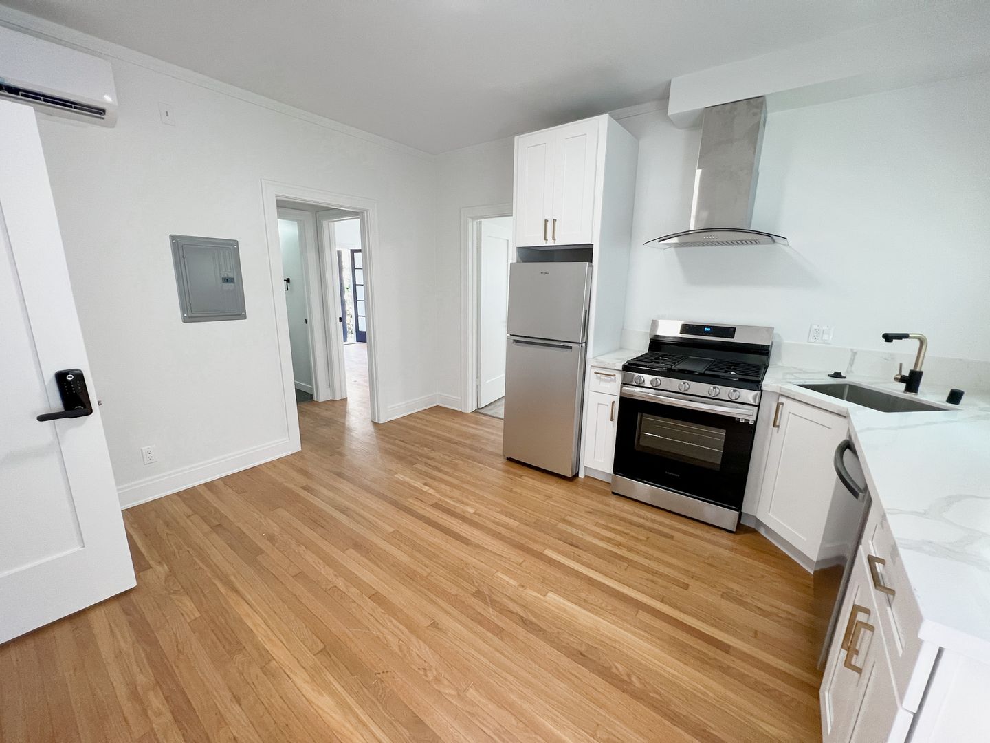 Pasadena Apartment: 552 S. Oakland Avenue