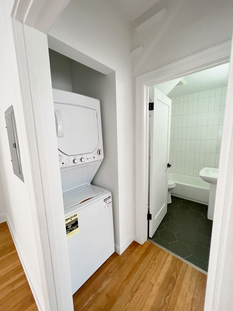 Pasadena Apartment: 552 S. Oakland Avenue