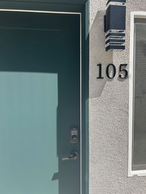Spacious 1-Bedroom Apartment with In-Unit Laundry – $2,400/month! 4 Weeks Free Special! – photo 1