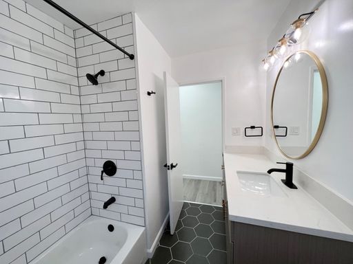 NOW LEASING — Glendale 2BR/1BA Gem! – photo 1