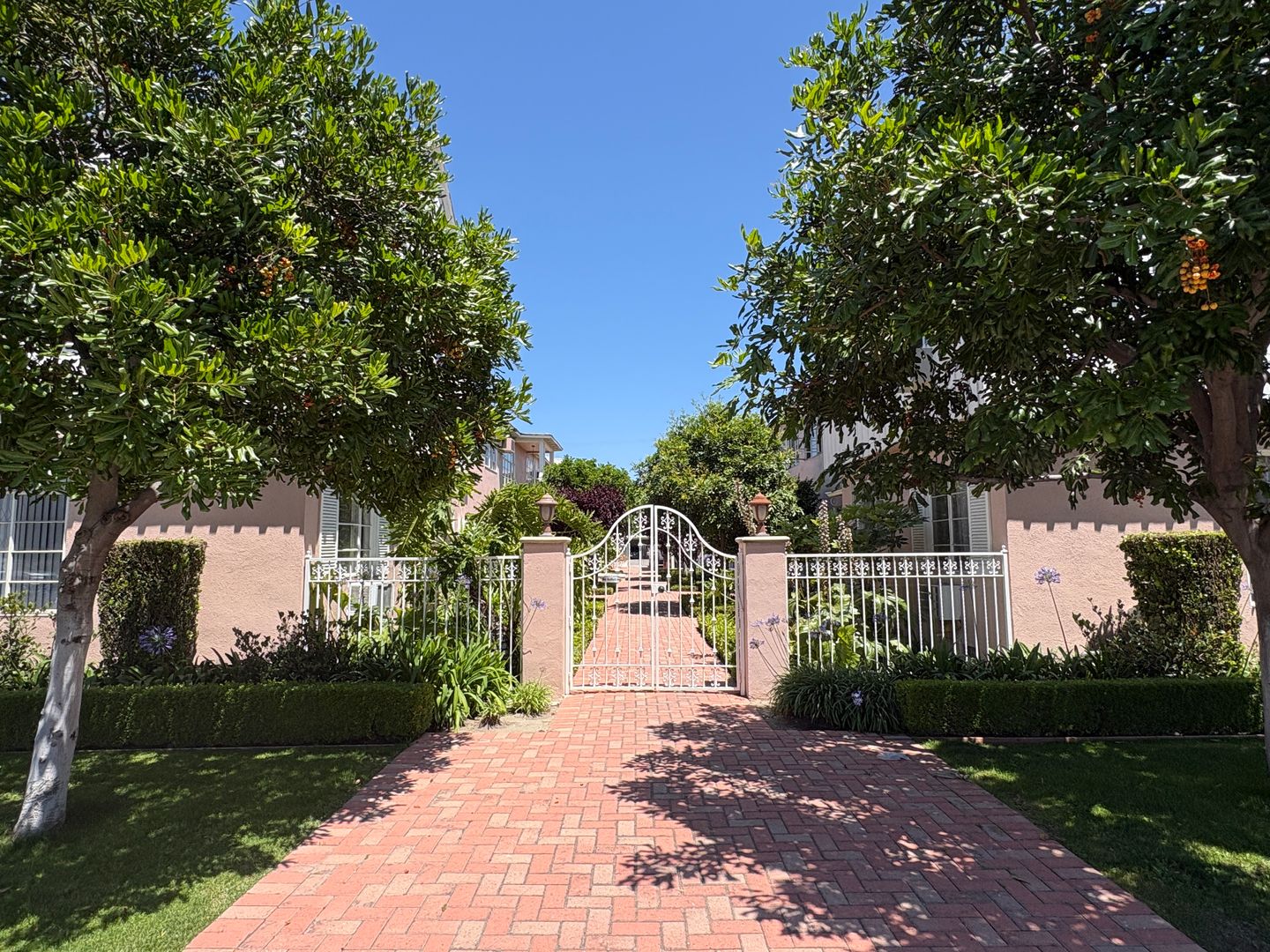 Sherman Oaks Apartment: 4464 Hazeltine Ave