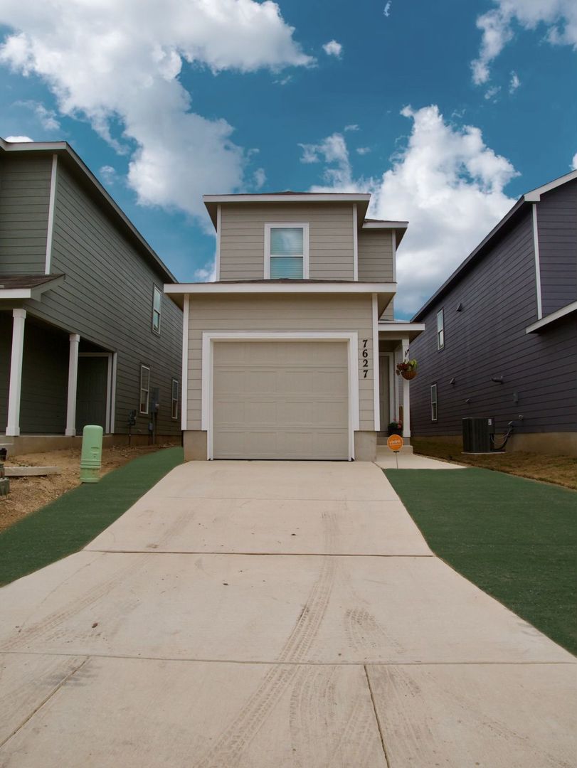 San Antonio House: 7627 Chancery Gate