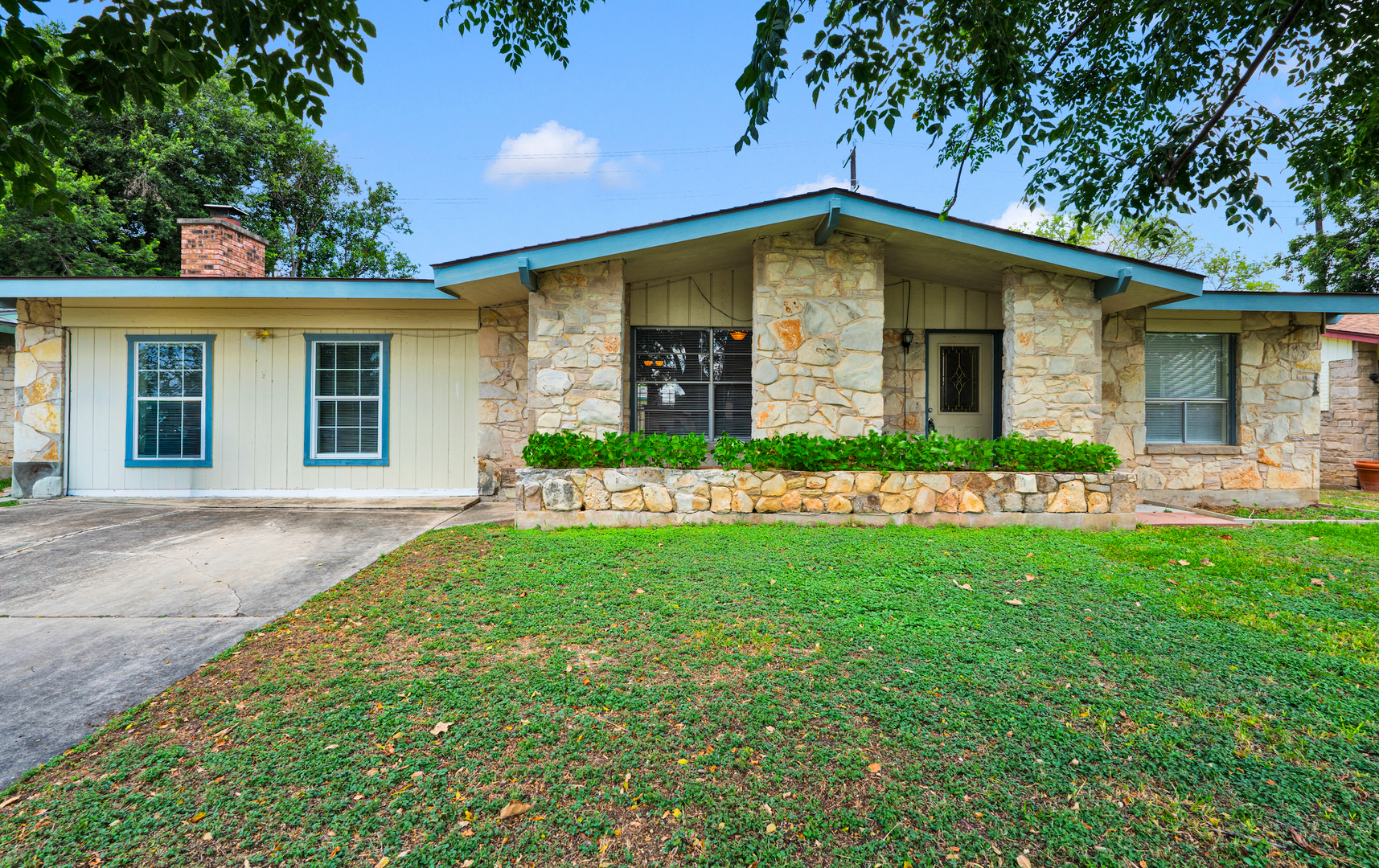 Universal City House: 417 E Lindbergh Blvd