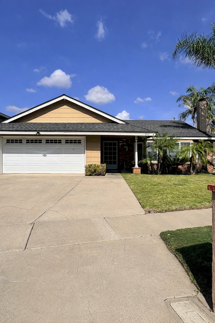 Anaheim House: 200 N. Circulo Robel