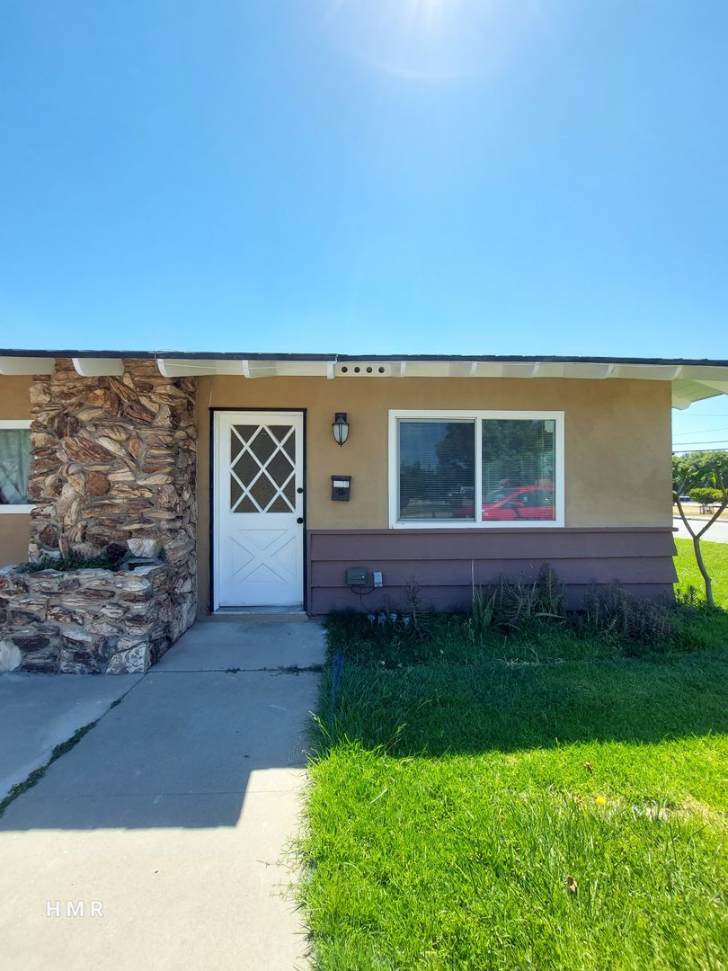 Montclair House: 5386 Kingsley St