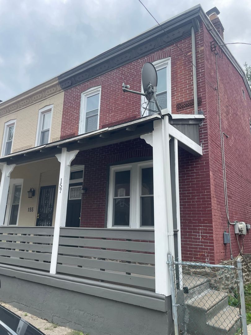 Philadelphia House: 157 E Meehan Ave