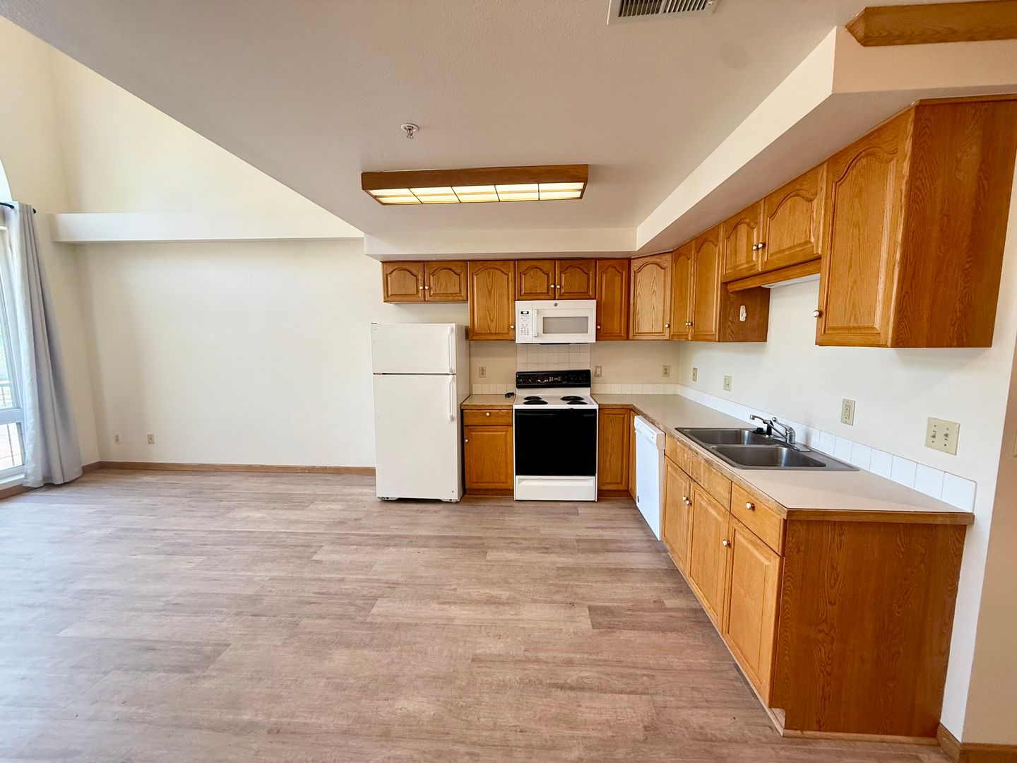 Move In & Save - 2 Week FREE Rent - Low Deposit!! 2 Bedroom Downtown Fort Collins Apartment | Walk to Old Town & CSU 7 of 12