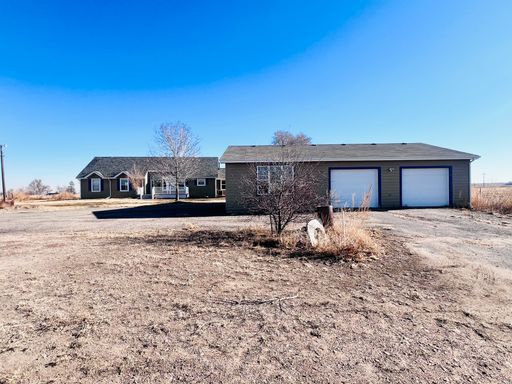 Country Living!!! 3bd 2.5ba Home, with Large Outbuilding – photo 1