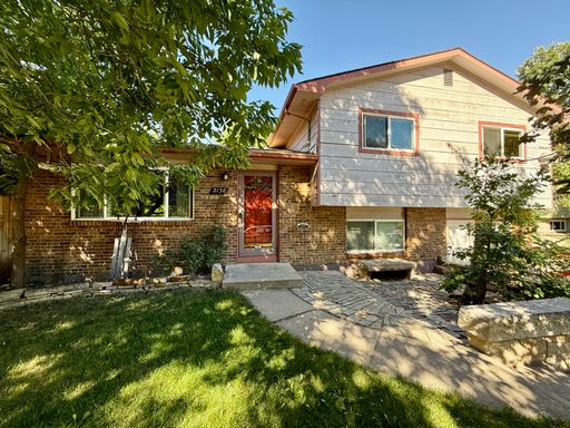 Beautiful 3BR Home in Fort Collins with In-Unit Washer/Dryer – Available Now! – photo 1