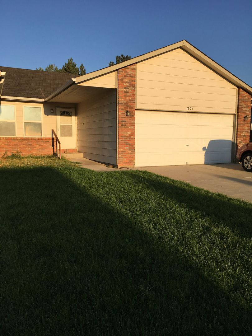 Greeley Apartment: 1921-1923 Almond Avenue