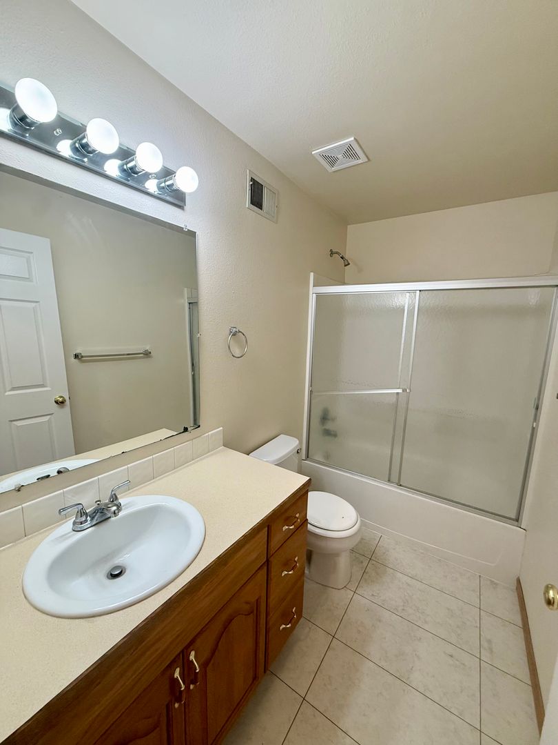 Move In & Save - 2 Week FREE Rent - Low Deposit!! 2 Bedroom Downtown Fort Collins Apartment | Walk to Old Town & CSU 6 of 12