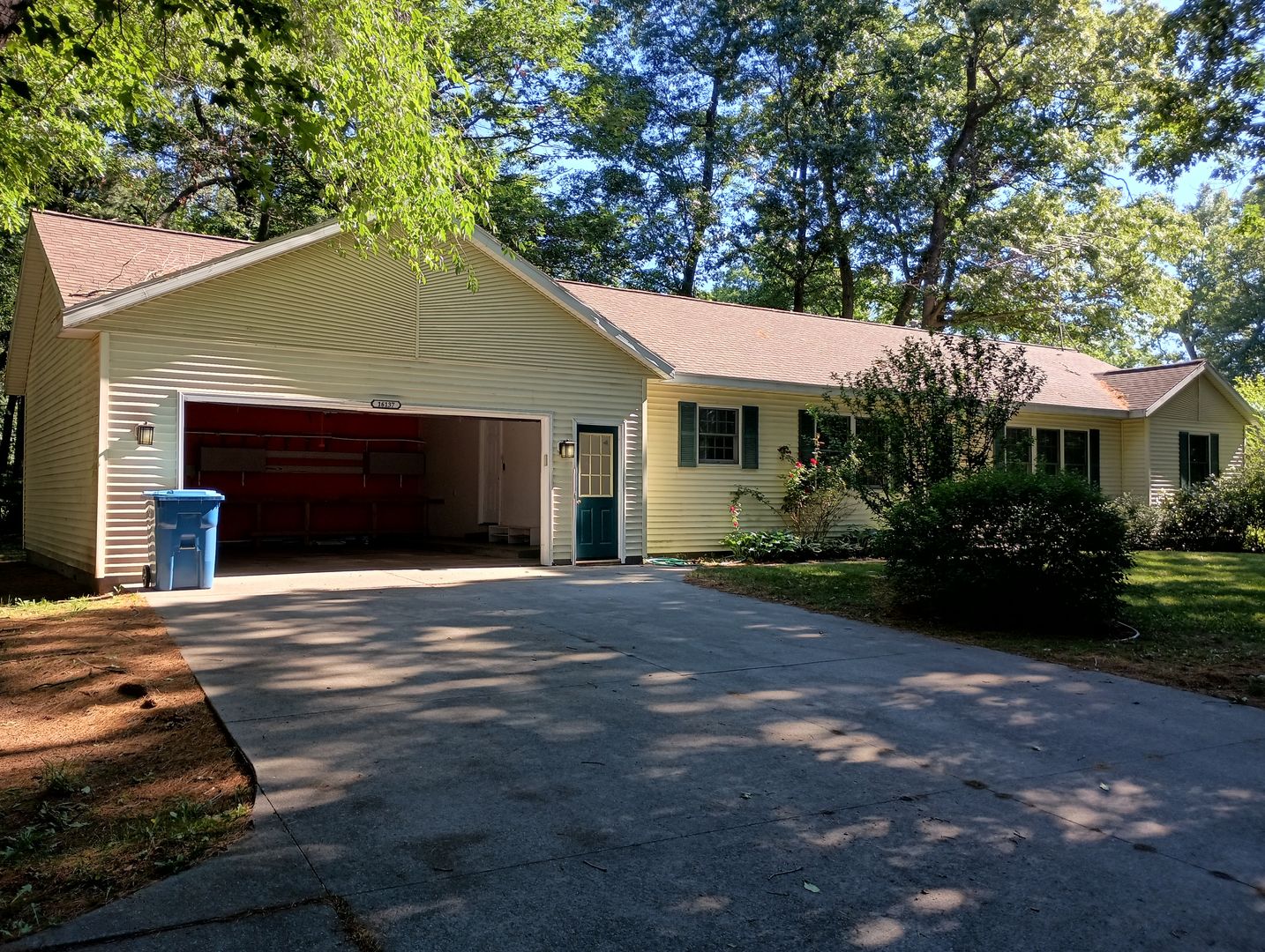 Grand Haven House: 16137 Robbins Rd