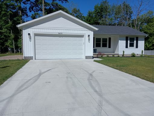 AVAILABLE NOW! 3 bed 2 bath Single Family home in Norton Shores!