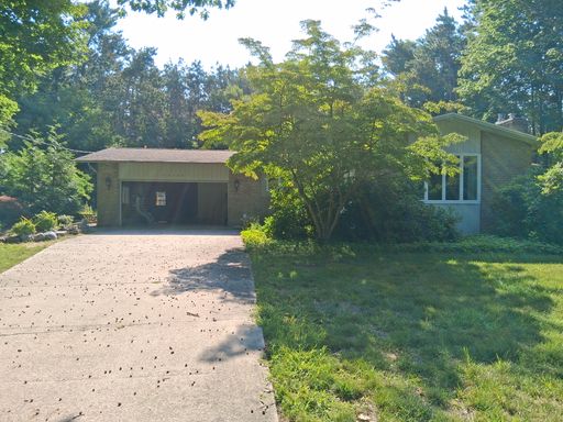 Beautiful 3-Bedroom Home with Pool on Lakeshore Drive