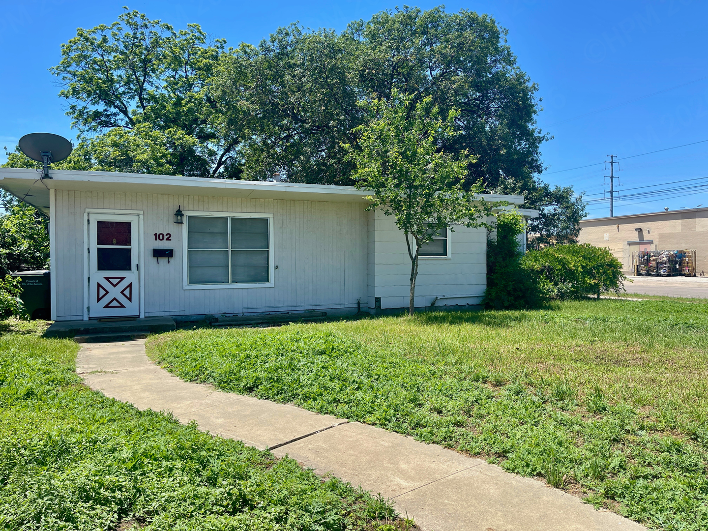San Antonio House: 102 Shrine