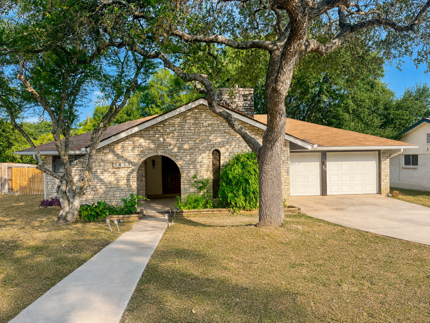 San Antonio House: 3435 Sugarhill