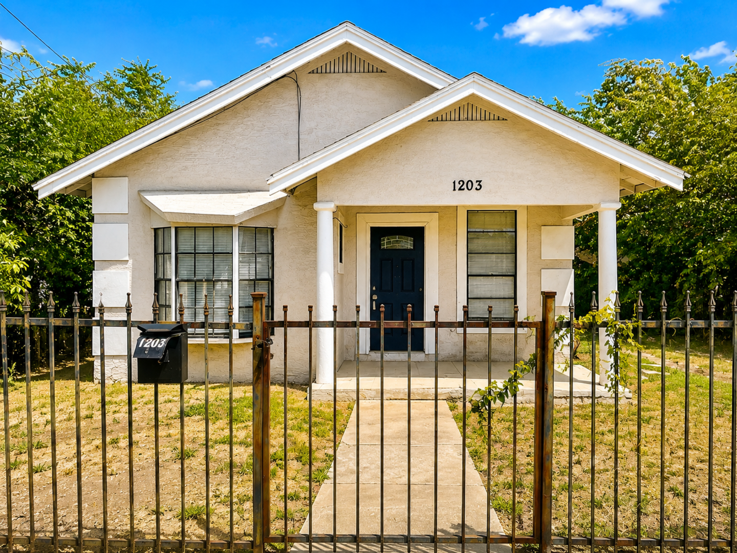 San Antonio House: 1203 Lamar