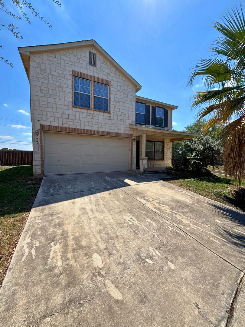 San Antonio House: 7902 Oakwood Pines