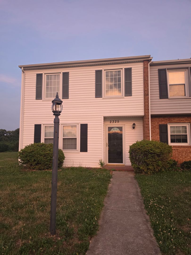 Roanoke House: 2325 Ranch Rd