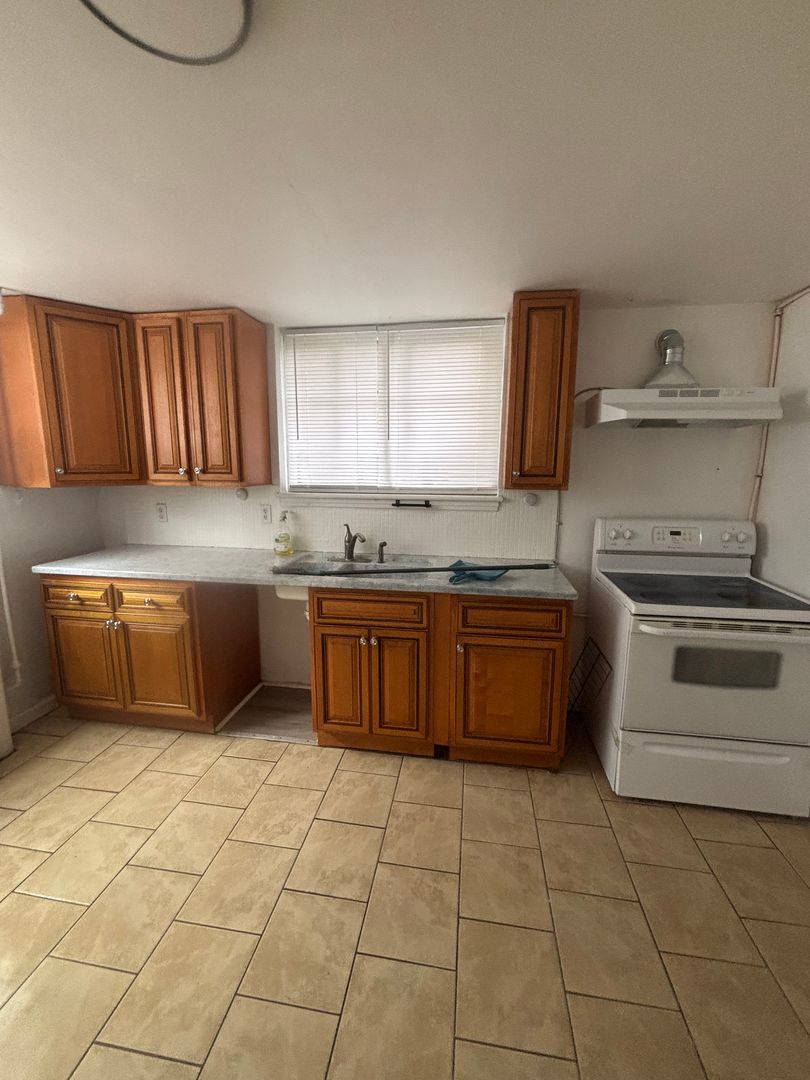 Roanoke Apartment: 2735 Cedarhurst Avenue NW