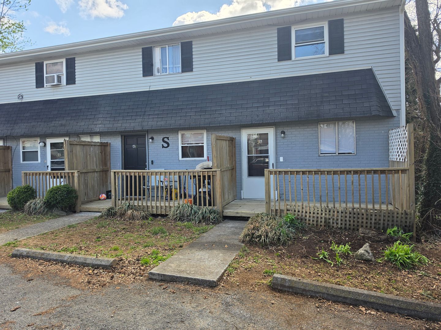 Roanoke Apartment: 1601 Memorial Ave, SW