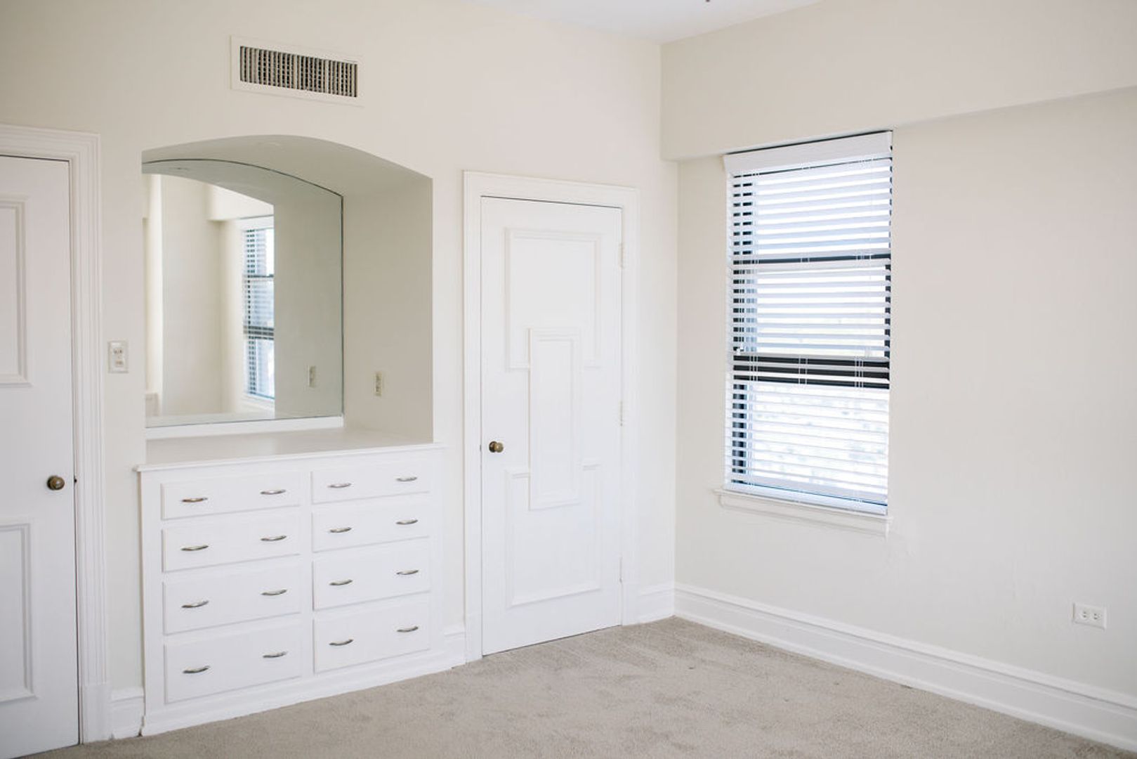 Memphis Apartment: 6 South McLean Boulevard