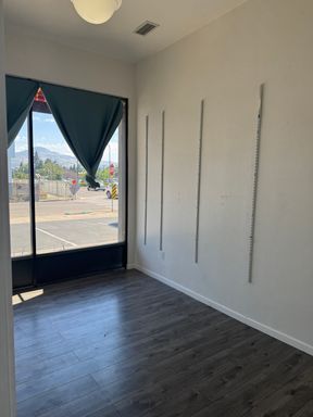 Smaller retail space available – photo 1