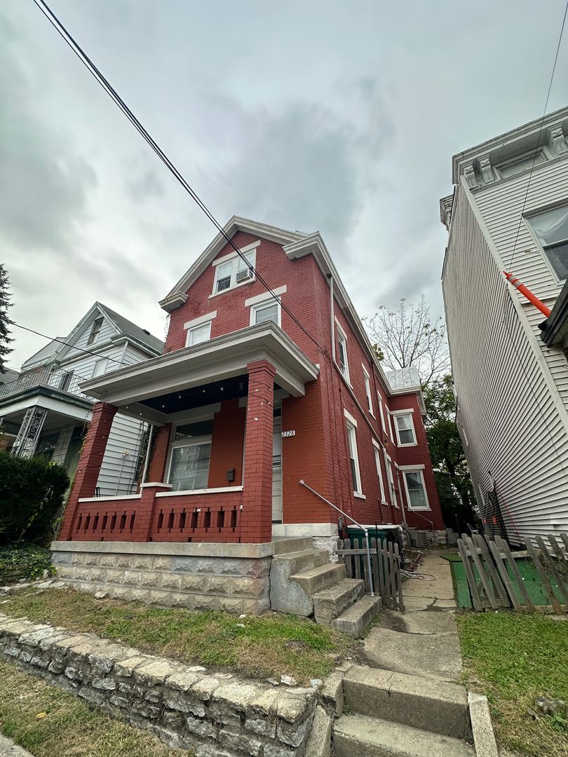 Cincinnati Apartment: 2328 Stratford