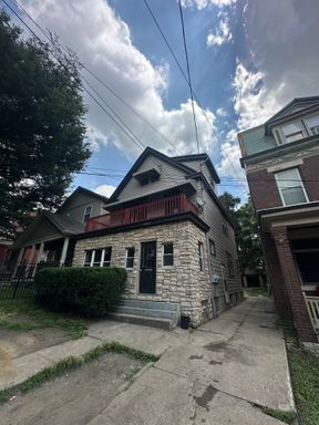 3 bedroom Clifton Unit Near UC's Campus – photo 1