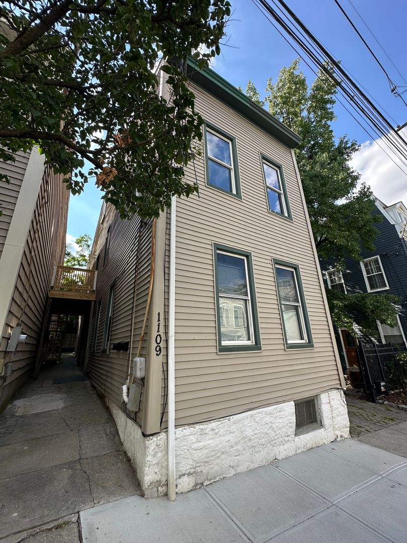 Cincinnati Apartment: 1109 Belvedere St.