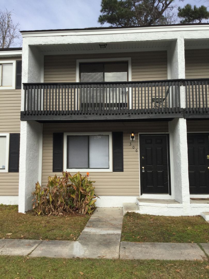 Summerville House: 401 Golf Rd 302