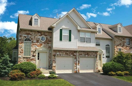 *Welcome Home* 3 Bedroom Townhome with Attached Garage! – photo 1