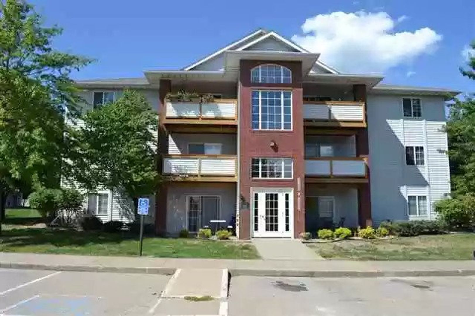 Iowa City Apartment: 2432-2504 Rushmore