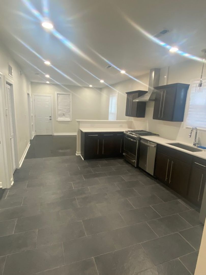 Gary House: 4064 Washington St. Unit-1st Floor Rear