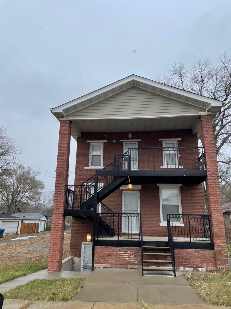 Gary House: 4064 Washington St. Unit-2nd Floor Rear