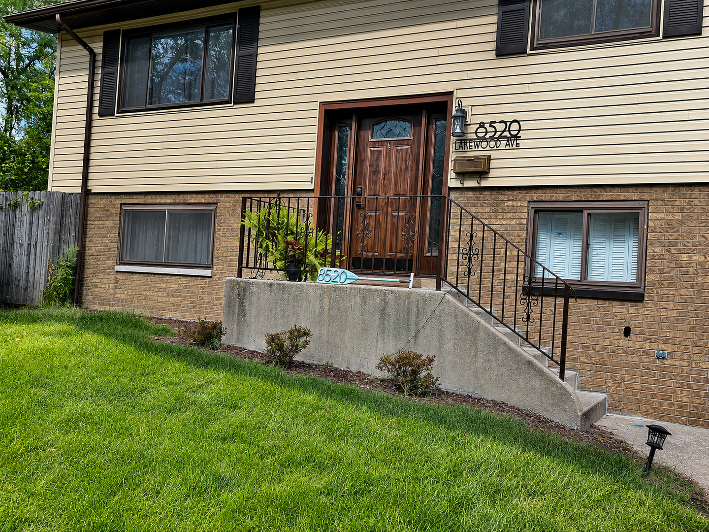 Gary House: 8520 Lakewood Avenue