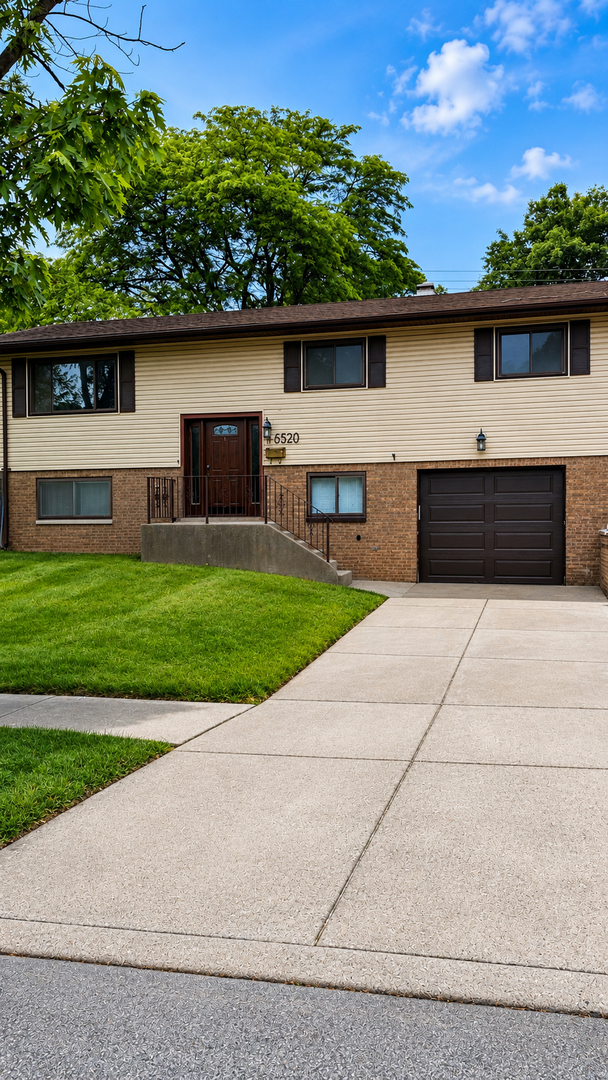 Gary House: 8520 Lakewood Avenue