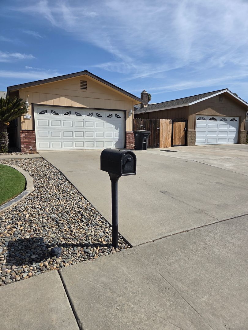 Lemoore House: 606 Tamarack Ln