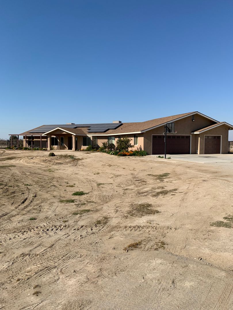 Lemoore House: 22702 Fairfax Ave